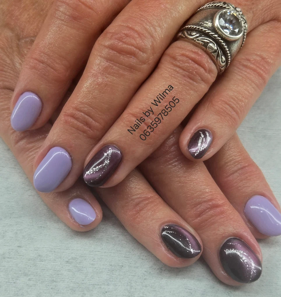 Dark blue nails with delicate white flower line art